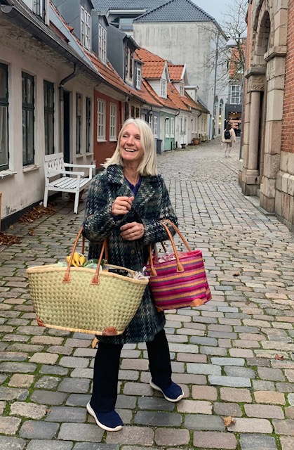 Sophie Nordentoft med kurve i gade i Aalborg, hvor hun bor. Hun er desuden præst i Aalborg og ophavskvinde til organisationen ”Madam Græskar”.