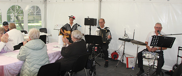 Glade sommerdage i Clasens Have i starten af august