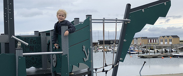 Legeplads af genbrugsmaterialer på Havnepromenaden i Sæby