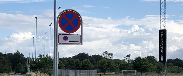 Standsning forbudt på Toldbodvej ud for stadion Standsning forbudt på Toldbodvej ud for stadion