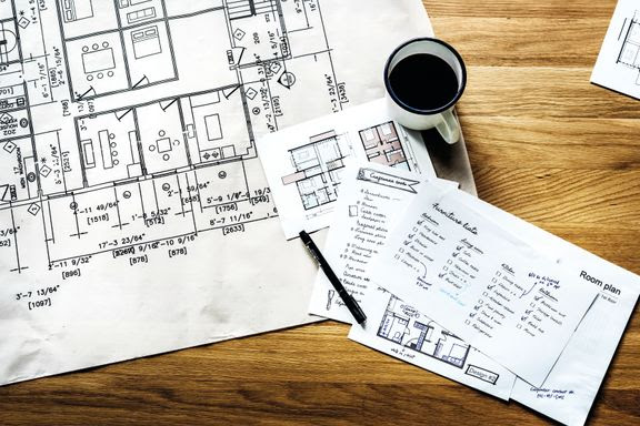 Når du køber en projektbolig, så vær bl.a. særligt opmærksom på, at ansvarsfraskrivelserne typisk angår tegninger, fotos og computervisualiseringer af ejerboligen og bebyggelsen. Vær vågen inden du sætter underskriften på projektboligen