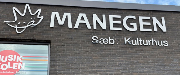 Vil nogen forære Manegen et y ? Vil nogen forære Manegen et y ?