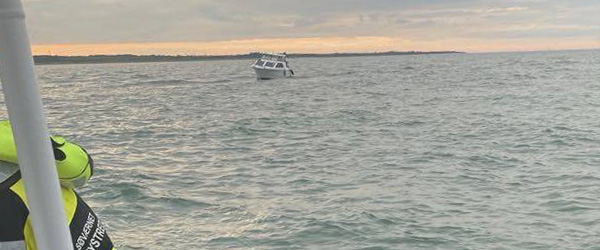 Foto: Sæby Redningsstation Motorbåd med problemer strandet ved Stensnæs
