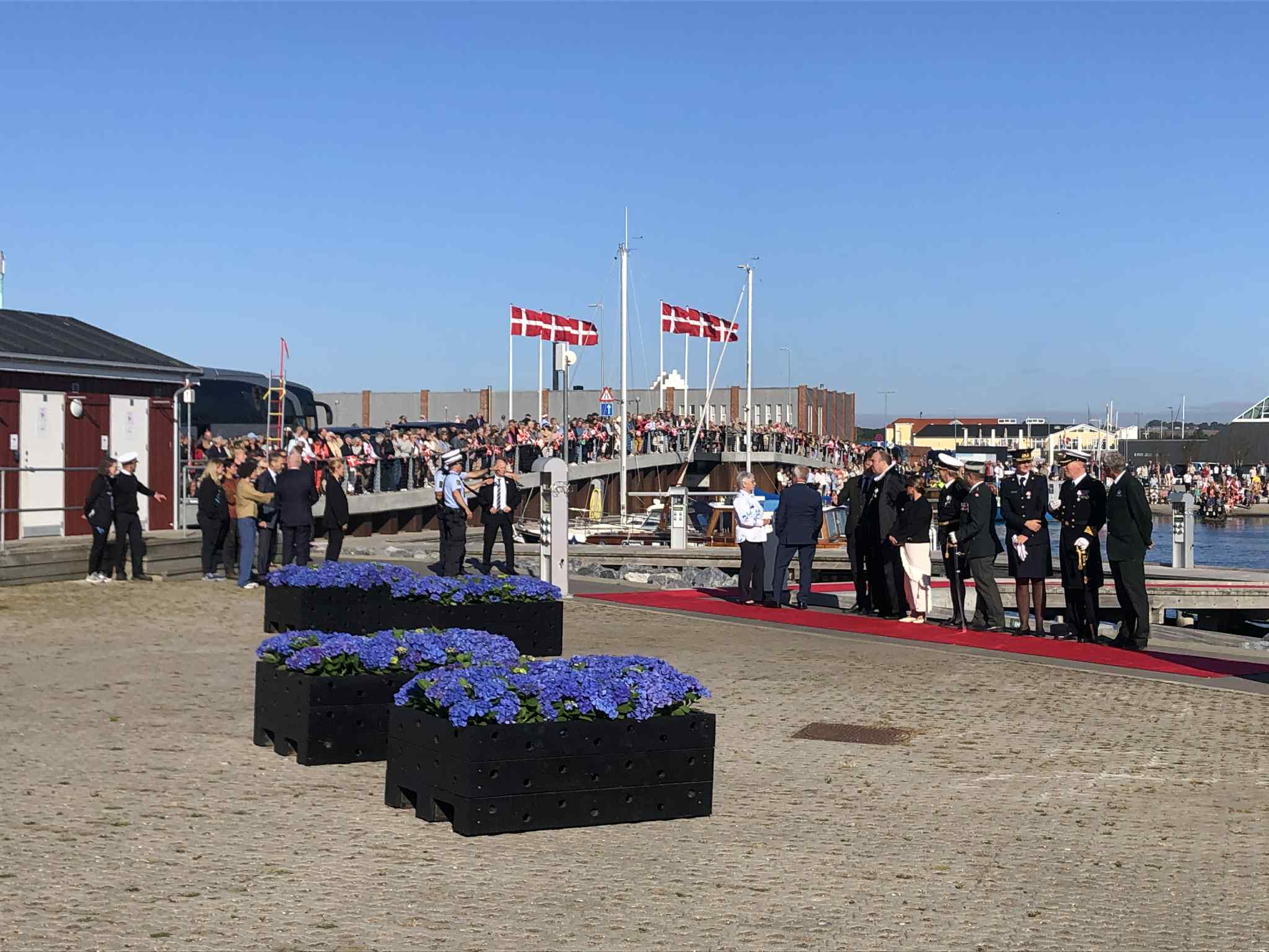 Mange mennesker er allerede samlet på Sæby Havn | SaebyAvis.dk - lokale ...