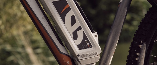 Batterier til elcykler bliver stadig mere udbredte i danske hjem, hvilket kan øge risikoen for brandfare. Stor stigning i danske hjem: Her er 6 gode råd til at undgå farlige batteribrande
