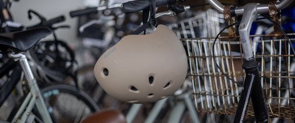 Ifølge en ny undersøgelse, som Human Engage har foretaget for GF Fonden, undlader op mod halvdelen af unge mellem 18 og 29 at bruge cykelhjelm – ofte fordi de føler et socialt pres. ”Bekymrende”, mener GF Forsikring. Foto: GF Forsikring/Chili Nielsen Unge vendelboer føler sig presset til at lade cykelhjelmen ligge: Den er ikke sej