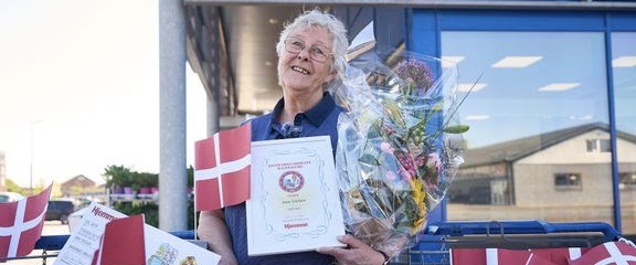 Aase Nielsen fra Lidl i Skive blev Danmarks sødeste kassedame 2025 Foto: Henrik Bjerregrav Hjælp med at finde Danmarks sødeste kassedame 2026