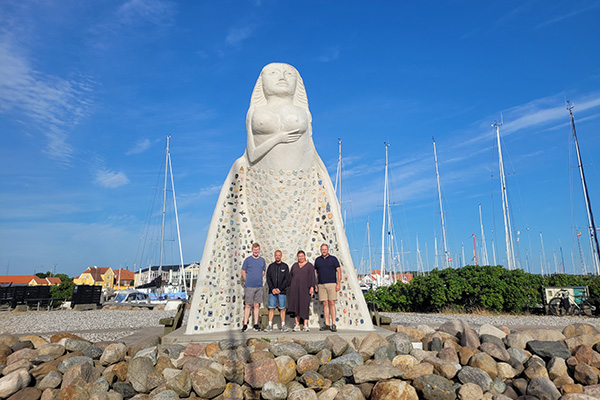 På billedet ses Nicklas B. Christensen, Jonas Topholt, Fie Skoven og Nikolai Ronne, der sammen med Inge Møller Thomsen udgør de frivillige i arbejdsgruppen