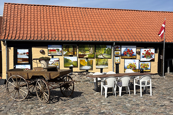 Gården i den gamle købmandsgård er fyldt med malerier
Kunstnerkolonien er rykket ind i Købmandsgården