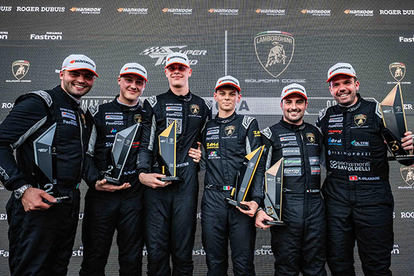 Silas Rytter (nummer tre fra venstre) har i år vundet løbet i Lamborghini Super Trofeo Europe (foto: Lamborghini).
Nordjysk brødrepar deler en Lamborghini på FDM Jyllandsringen